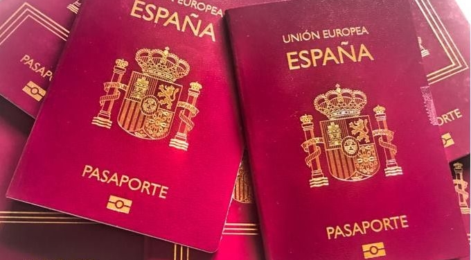 Figurar en una lista de apellidos sefardíes no da acceso al pasaporte español / Foto: Extranjería Madrid