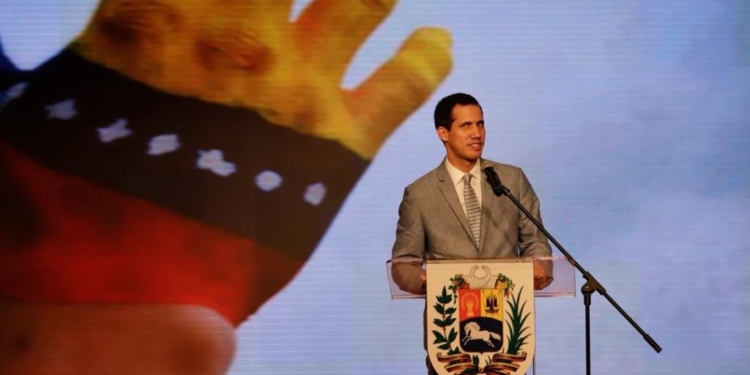 Guaidó le confiesa a Moisés Naím que la intervención militar es una posibilidad / Foto: @jguaido