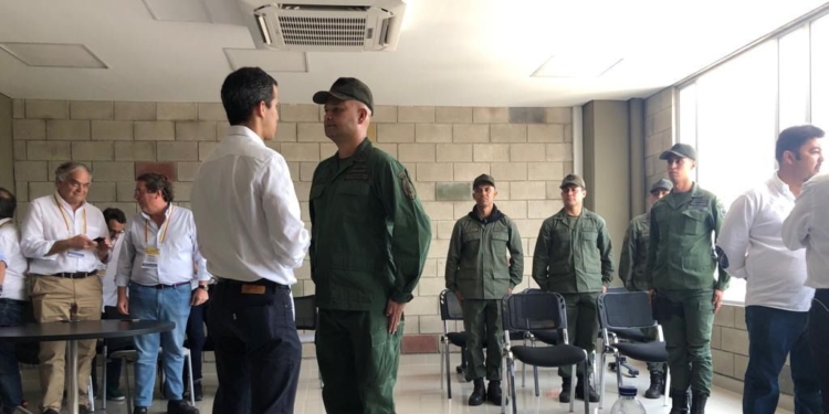 Algunos militares ya se ponen del lado de Guaidó / Foto: Captura Twitter @jguaido