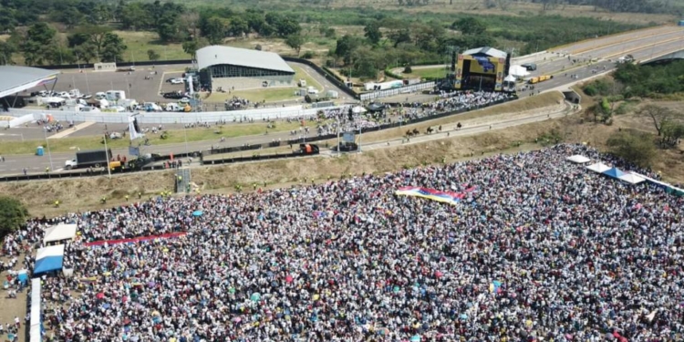 Cientos de miles acompañan el concierto por la paz en Venezuela / Foto: José Manuel Olivares