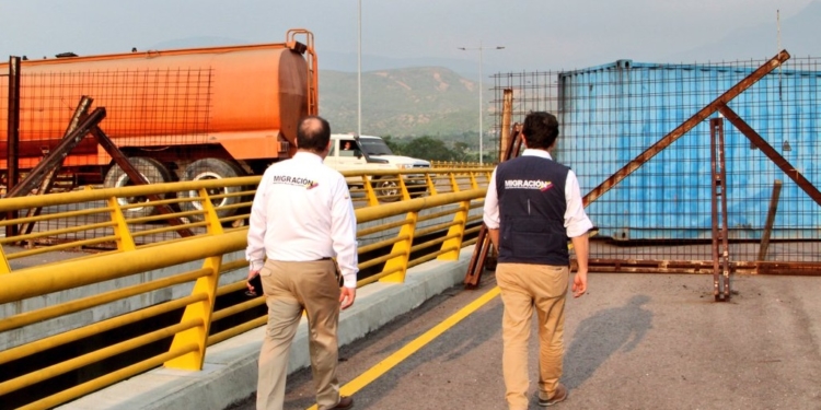 Los funcionarios colombianos agilizan trámites para colocar el punto de acopio / Foto: Migración Colombia