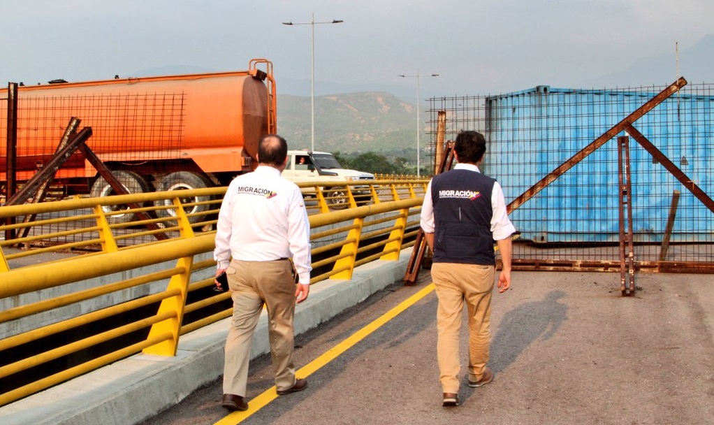 Los funcionarios colombianos agilizan trámites para colocar el punto de acopio / Foto: Migración Colombia