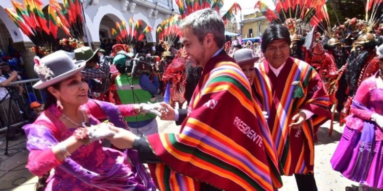 Ambos mandatarios bailaron y se disfrazaron en Bolivia / Foto: APG