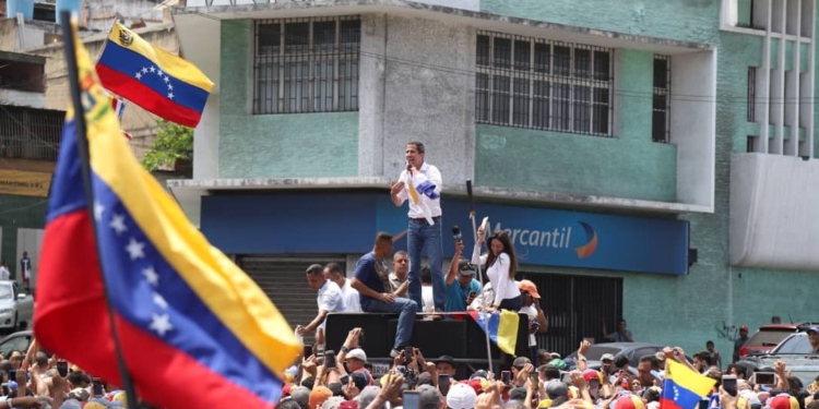 ¿Podrá Maduro encarcelar a Guaidó? / Foto: @jguaido