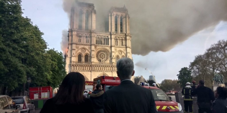 El incendio solidarizó a toda la comunidad internacional, también la de América Latina / Foto: @Anne_Hidalgo