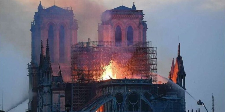 Notre Drame sufrió un grave incendio / Twitter: @fond_patrimoine