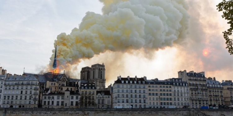 Notre Dame sufrió un severo incendio / Twitter: @Paris