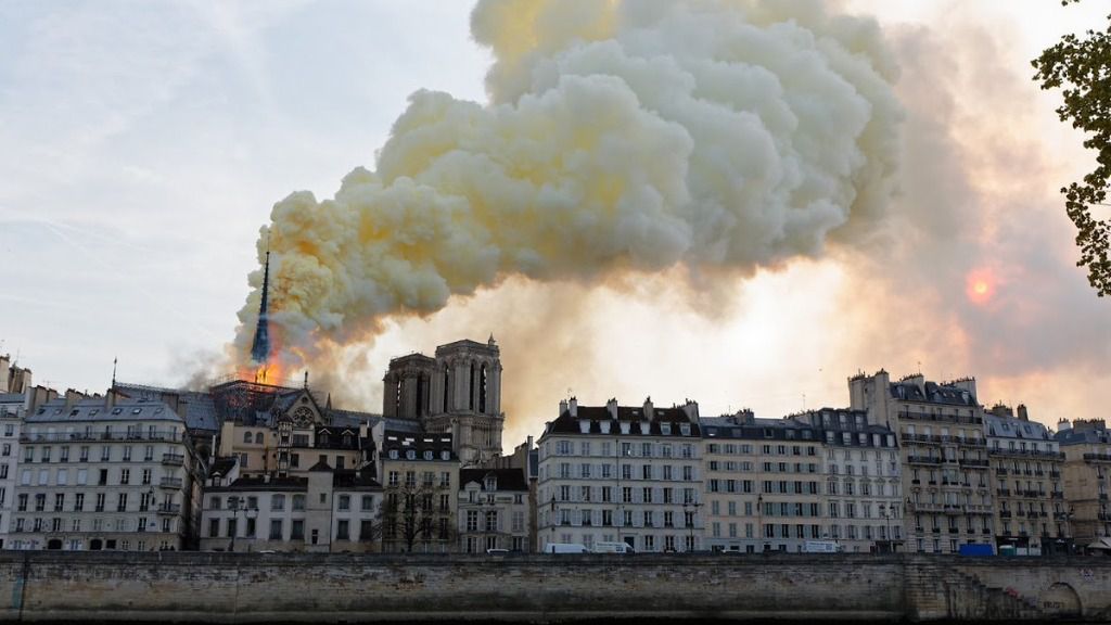 Notre Dame sufrió un severo incendio / Twitter: @Paris