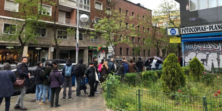 La cola del Correos de Guzmán el Bueno llegaban hasta el parque de Canal / Foto: ALN