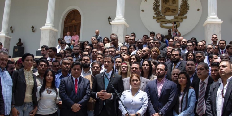 La hoja de ruta de Juan Guaidó no incluye armas, pero sí lucha pacífica / Foto: @jguaido