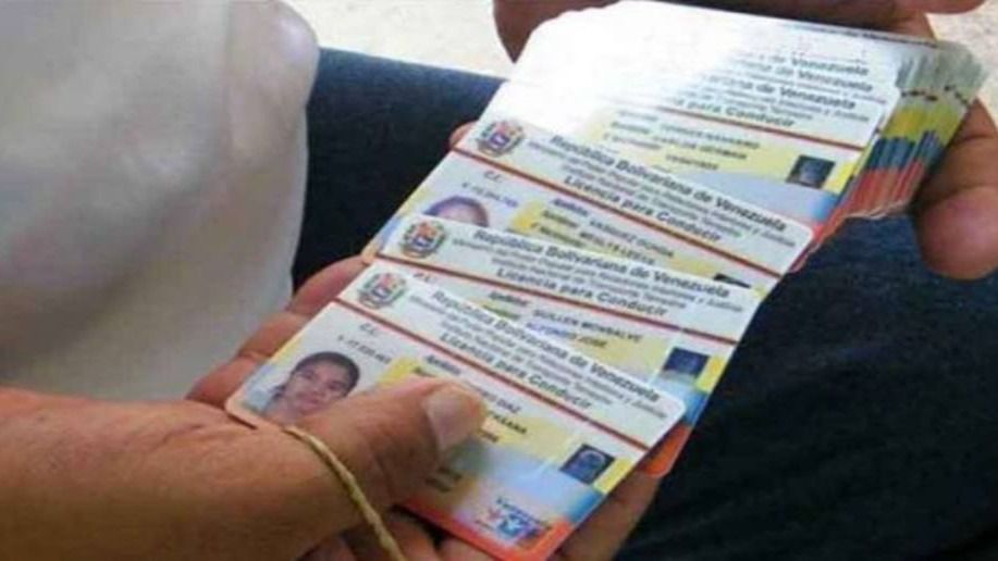 Se consideran canjeables los permisos de conducción expedidos en origen en tarjeta de plástico / Foto: Facebook