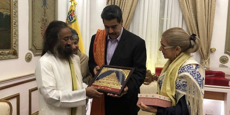 Nicolás Maduro recibió en el Palacio de Miraflores a su nuevo gurú Sri Sri Ravi Shankar / Foto: Prensa de Miraflores