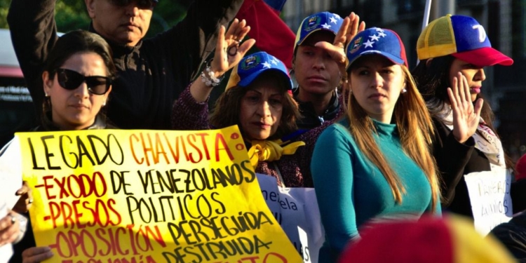 Los venezolanos en España reciben todo tipo de propuestas por su vulnerabilidad económica. En la imagen, un grupo de venezolanos asisten a un acto de protesta contra el régimen de Maduro.