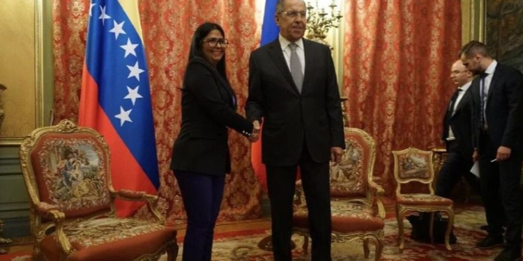 Rodríguez le estrechó la mano al canciller, y ya / Foto: Vicepresidencia Venezuela