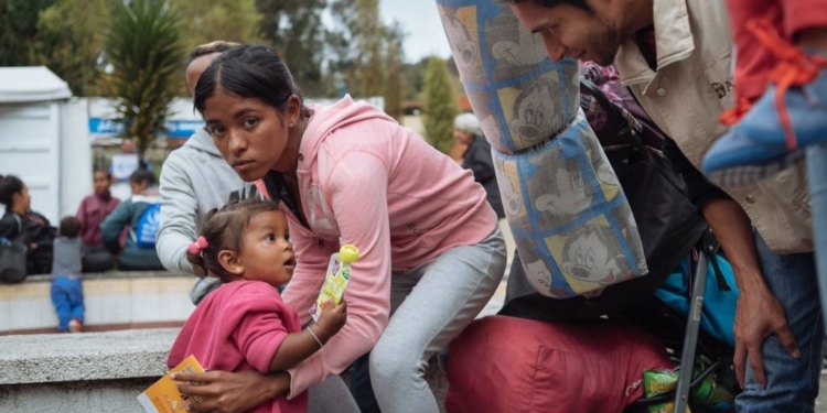 Hubo familias enteras que no pudieron pasar a Ecuador / Foto: Unicef