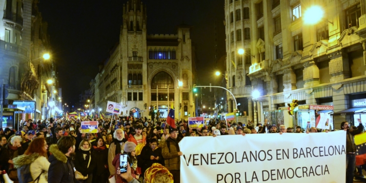 Más de 3.300 venezolanos han recibido visado por razones humanitarias el mes de julio. En la imagen, venezolanos se manifiestan en Barcelona, España. / Foto: Rubén Parma.