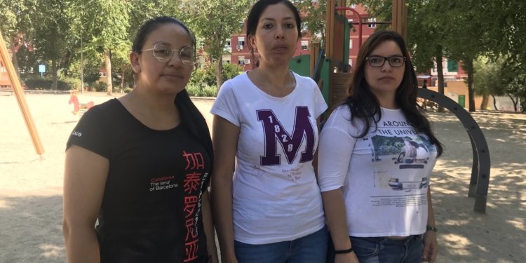 Los refugiados venezolanos en España han comenzado a abandonar los refugios. En la imagen, tres refugiadas venezolanas en Madrid. / Foto: David Placer