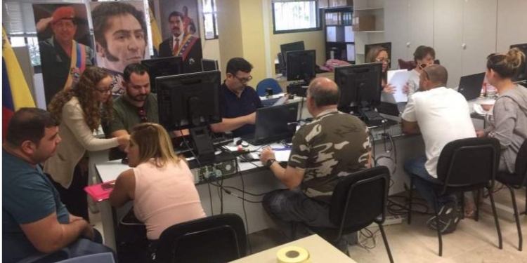 Venezolanos solicitan trámites en el consulado venezolano de Canarias. / Foto: Consulado de Venezuela en Canarias.