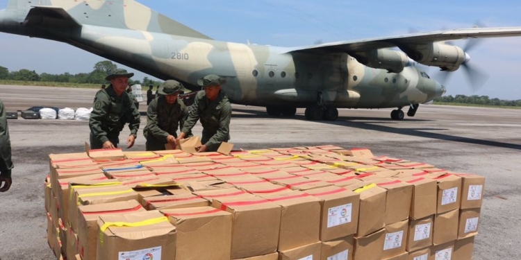 Militares venezolanos ordenan cajas CLAP antes del ejercicio en la frontera /Foto: CEOFAN