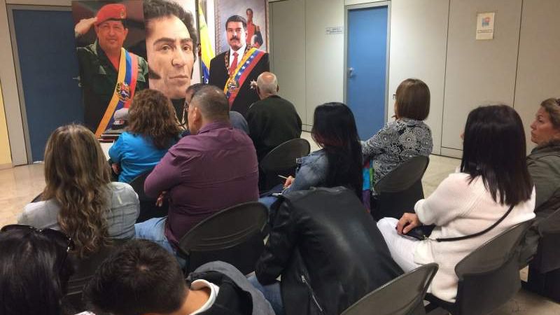 Los consulados de Venezuela en España llaman a los ciudadanos para la retirada urgente de pasaportes. / Foto: Consulado de Venezuela en Canarias.