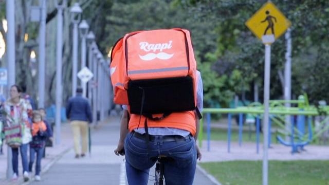 Rappitendero en su bicicleta llevando pedidos a domicilio. /Foto: BBva