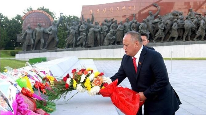 Diosdado Cabello entregó flores a los dictadores muertos de Corea del Norte / Foto: KPCN