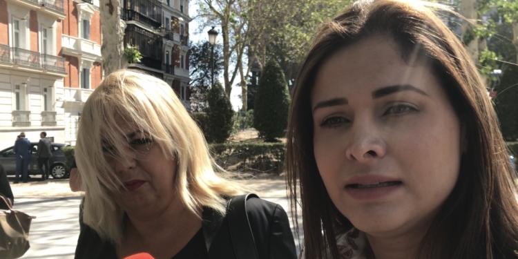 La mujer del Pollo Carvajal, Angélica Flores, en la salida de la Audiencia Nacional / Foto: David Placer