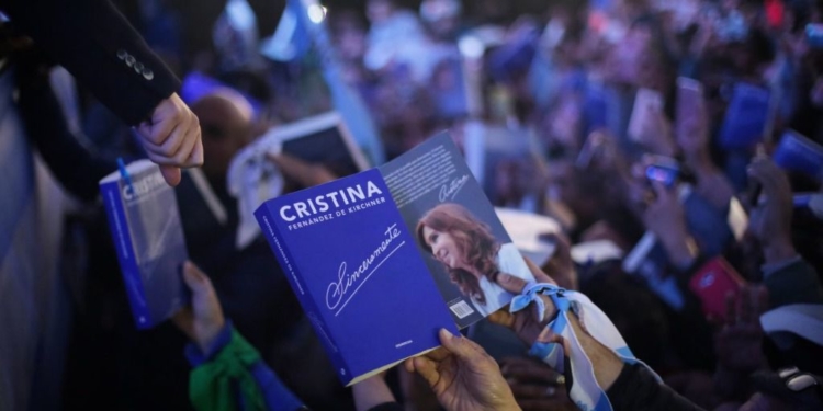 El libro generó polémica en Argentina / Twitter: @CFK_Argentina