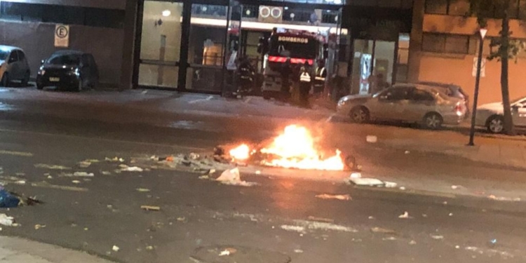 Detrás de las protestas en Chile estaría la izquierda radical / Foto: @BomberosdeChile