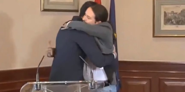 Pedro Sánchez y Pablo Iglesias se fundieron en un abrazo al finalizar la rueda de prensa / Foto: Captura YouTube