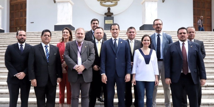 Juan Guaidó se anotó una victoria al lograr la entrada de los parlamentarios españoles a Caracas / Foto: Asamblea Nacional