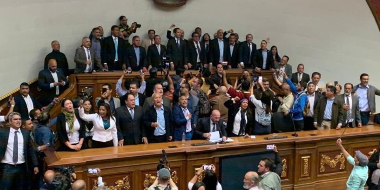 Los diputados entraron cantando el himno de Venezuela / Foto: AN