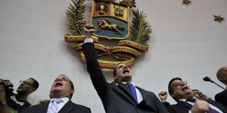 Guaidó entró al Parlamento cantando el himno de Venezuela / Foto: AN