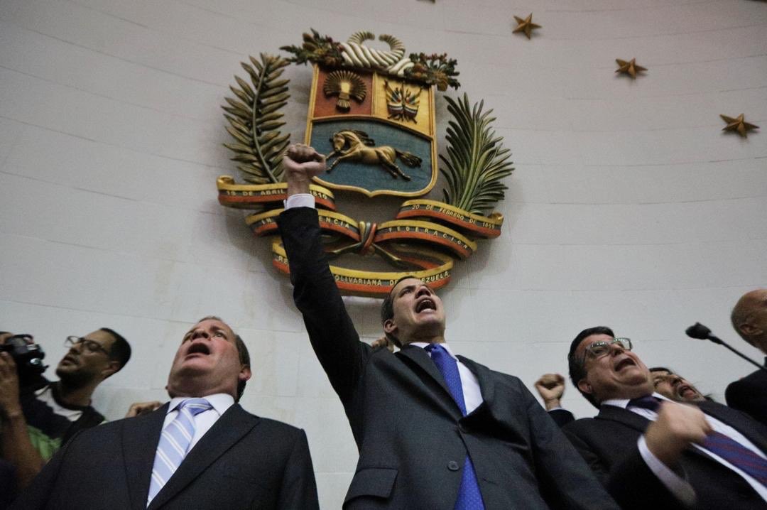 Guaidó entró al Parlamento cantando el himno de Venezuela / Foto: AN