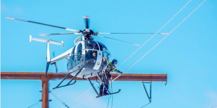 Los trabajos con líneas eléctricas en helicóptero tienen un alto riesgo / Foto: HLH Aviation