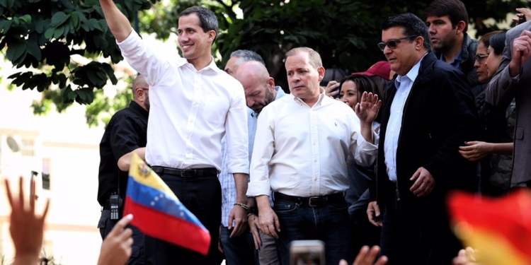 Los diputados avanzan hacia el aeropuerto de Maiquetía / Foto: CCN