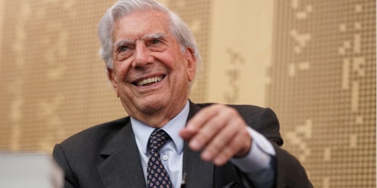 Mario Vargas Llosa lee “en un estado de felicidad absoluta” / Foto: WC