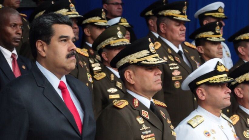 Nicolas Maduro y militares