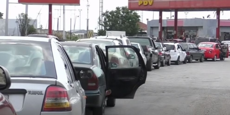 Después de casi dos meses, imposible ocultar la escasez de gasolina / Foto: YouTube