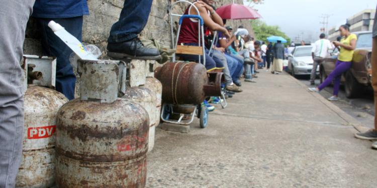 La gente busca con desespero el gas que Maduro no puede suministrar / Foto: @hcapriles