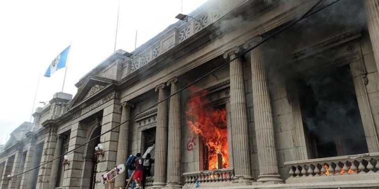 ¿Fue vandalismo o sabotaje la quema del Congreso de Guatemala? / Foto: WC