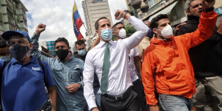 Guaidó ha encabezado discretas caminatas para promover la consulta popular / Foto: @jguaido