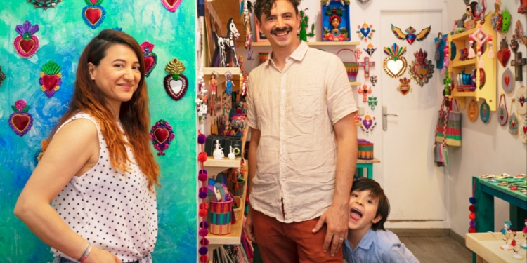 Daniela Flores y Oscar Enríquez honran la artesanía popular mexicana / Foto: Cortesía