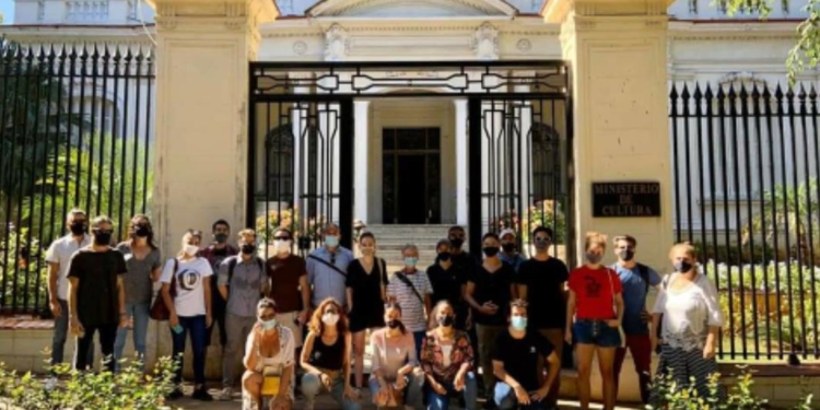 Artistas, intelectuales y activistas protestaron ante el Ministerio de Cultura de Cuba / Foto: MIS