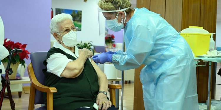 La vacunación comenzó en las residencias de personas mayores / Foto: Moncloa