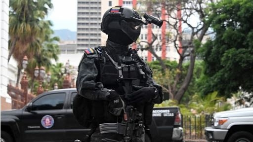 Policías y militares de Maduro están allanando sedes de ONGs y medio de comunicación / Foto: WC