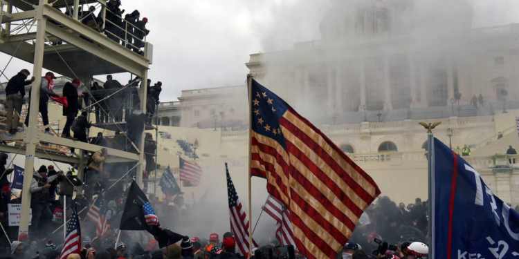 El asalto al Capitolio es la consecuencia del fallo de una imperfecta democracia / Foto: Captura Twitter