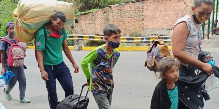 La gente todavía sigue marchándose de una Venezuela en crisis / Foto: HRW