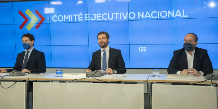 Pablo Casado intenta salvar la viabilidad electoral de su partido moviéndose al centro / Foto: PP