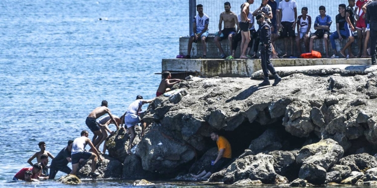 Más de 6.000 personas han cruzado la frontera de Marruecos con Ceuta / Foto: Captura Twitter